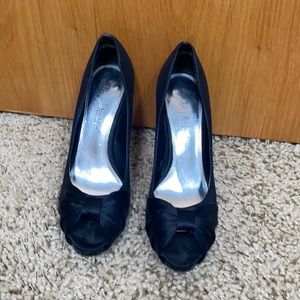Satin peep toe pumps